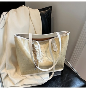 Détail du sac fourre-tout crème avec texture chiot gaufrée et finition nacrée de qualité