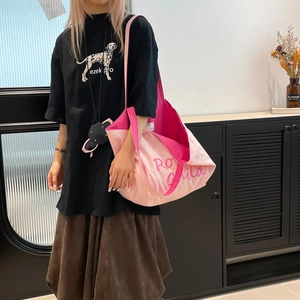 Détail du sac cabas en toile rose et fuchsia avec broderie Ro Child pour un look décontracté