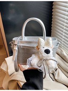Sac seau argenté à texture craquelée avec poignée et breloque peluche mignonne