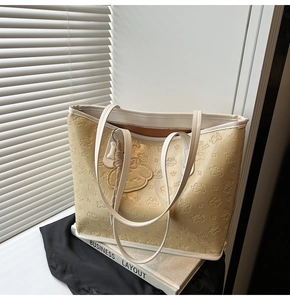 Détail du sac cabas crème avec motifs d'animaux embossés et fermeture éclair en métal