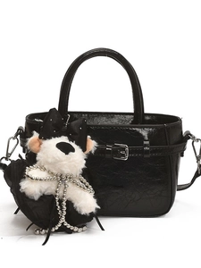 Sac seau en cuir verni noir plissé avec pendentif de chiot en peluche blanc chic