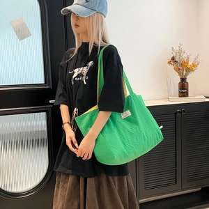 Détail du sac cabas matelassé vert avec doublure jaune et texture gaufrée unique