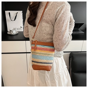 Vue détaillée du sac seau tissé arc-en-ciel avec base en cuir et logo Lazy Breeze