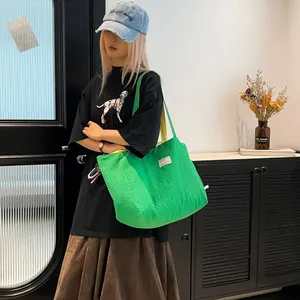 Vue détaillée du sac cabas vert gaufré avec doublure contrastée jaune vif élégante
