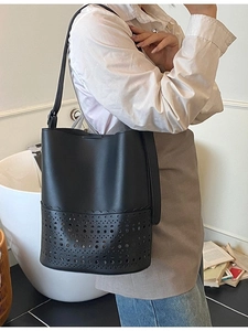 Minimalistische schwarze hohle Beuteltasche für Damen getragen von einem Modell