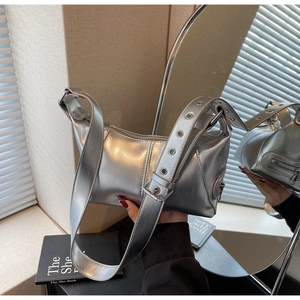 Dettaglio borsa a spalla argento metallizzato con tracolla a occhielli e finitura lucida