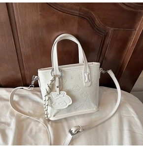 Détail du sac à main en cuir PU blanc cassé avec motifs de dessins animés en relief