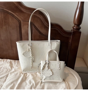 Détail d'un ensemble cabas blanc avec motifs de dessins animés et corde tressée