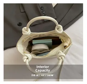 Vue de dessus de l'intérieur du sac à main en cuir blanc montrant la capacité de stockage