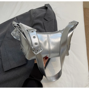 Dettaglio borsa a tracolla argento metallizzato con ampia tracolla con occhielli e fibbia