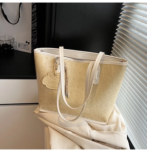 Détail du sac cabas crème avec ours en relief et breloque nuage décorative