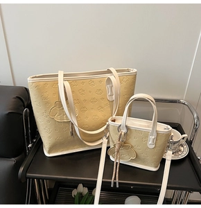 Détail de l'ensemble cabas beige gaufré Cinnamoroll avec son pendentif assorti