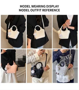 Détail du sac seau bandoulière avec charme en peluche et poignée nouée multicolore