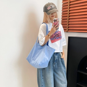 Sac cabas en toile bleu clair avec broderie chien de dessin animé pour look décontracté