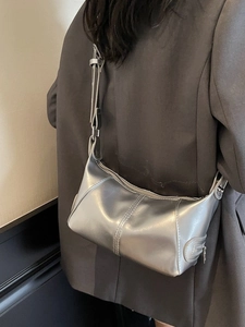 Borsa hobo a spalla argento metallizzato in pelle PU lucida con tracolla regolabile