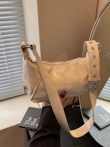 Elegante borsa hobo beige con tracolla a occhielli e dettagli in metallo argento