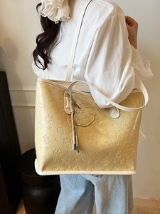 Grand sac cabas jaune clair avec motifs de chiots gaufrés et pendentif décoratif