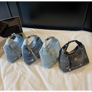 Detailansicht von Schmetterlings-Denim-Handtaschen in vier Farben auf weißer Fläche