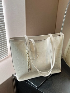 Grand sac cabas crème avec gaufrage d'ours et doubles anses pour un usage quotidien