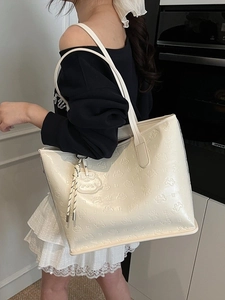Grand sac cabas blanc cassé avec ours gaufré en cuir de qualité pour usage quotidien