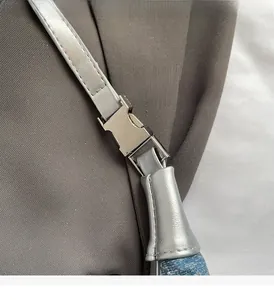 Nahaufnahme der polierten silbernen Metallschnalle und des Riemens einer blauen Denim-Tasche