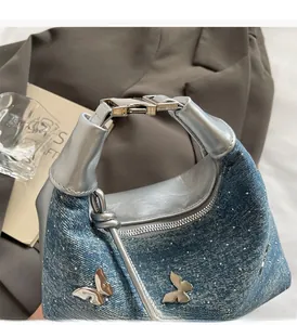 Detailansicht der Denim Schmetterling Handtasche mit Silberglitzer und Metallverschluss