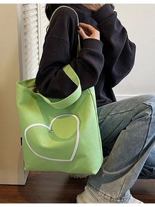 Sac fourre-tout en toile verte avec motif cœur blanc et pendentif en métal chic