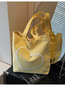 Grand sac cabas en toile jaune avec contour cœur blanc et accent en métal doré