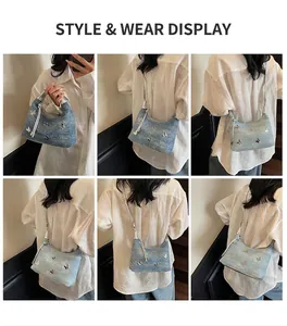 Vues détaillées du sac en jean bleu clair orné de papillons métalliques argentés et de franges