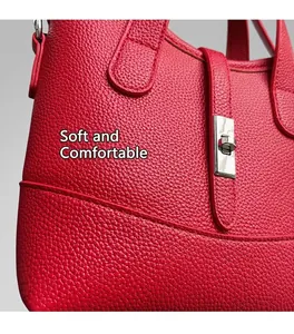 Dettaglio borsa in pelle martellata rossa con chiusura a girello in metallo argento