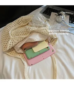Détail du compartiment intérieur spacieux et de la doublure zippée du sac fourre-tout tissé