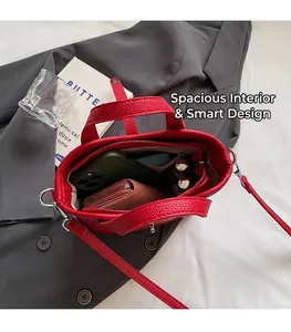 Interno della borsa a secchiello in pelle rossa con spazio per telefono e portafoglio