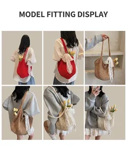 Détail d'un sac cabas tissé à la main avec des nœuds en dentelle rouge, marron et beige