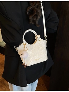 Sac seau chic blanc cassé effet serpent avec poignée nouée et breloque sur blazer noir