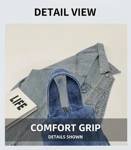 Detailaufnahme des bequemen Denim-Griffs mit hochwertigen Nähten an der blauen Tasche