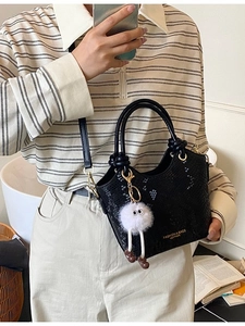Sac seau rétro en cuir noir avec motif serpent et breloque en peluche blanche en miroir