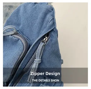 Detailansicht des silbernen Metallreißverschlusses und Denim-Kordelzugs an der Tasche