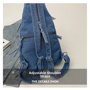 Detailansicht der Jeans-Umhängetasche mit verstellbarem Gurt und Multi-Taschen-Design