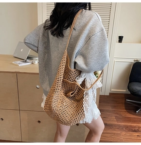 Gros plan d'un sac cabas en crochet bohème avec des détails de dentelle blanche raffinés