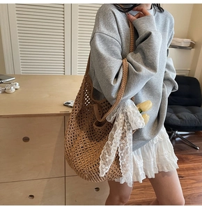 Vue détaillée du sac cabas en crochet marron avec ruban de dentelle blanche décoratif