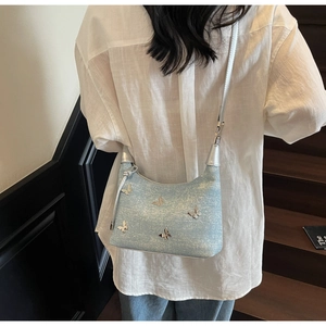 Détail du sac hobo bleu clair pailleté avec papillons argentés et lanière