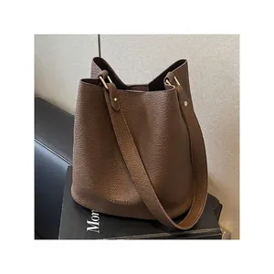 Women Large Capacity PU Leather Bucket Bag Minimalist Lychee Pattern Shoulder Crossbody Bag With Pleated Design For Work