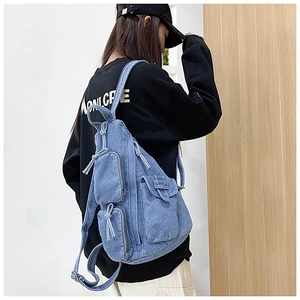 Detailansicht der Denim-Umhängetasche mit Multi-Pocket-Design und Street-Style-Textur