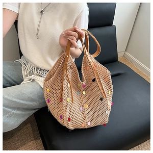 Détail du sac cabas en tricot beige avec sequins colorés et anses en cuir marron