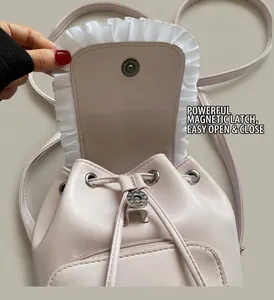 Dettaglio della chiusura magnetica e del cordoncino sullo zaino rosa con pizzo decorativo