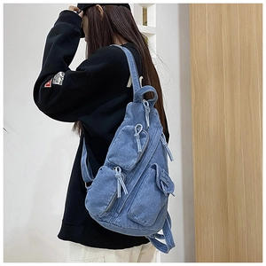 Detailansicht der hellblauen Denim-Umhängetasche mit vielen Taschen und breitem Gurt