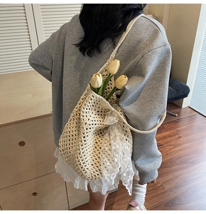 Détail du sac fourre-tout beige au crochet avec dentelle brodée et décor floral