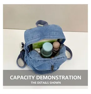 Vue intérieure du sac à dos en denim bleu clair montrant la capacité de rangement