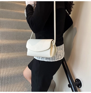 Photo lifestyle d'un sac à bandoulière blanc avec texture litchi porté par un mannequin