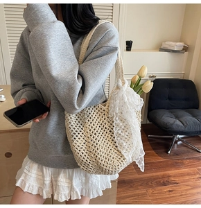 Détail du sac cabas tissé ajouré avec un nœud décoratif en dentelle et texture mesh